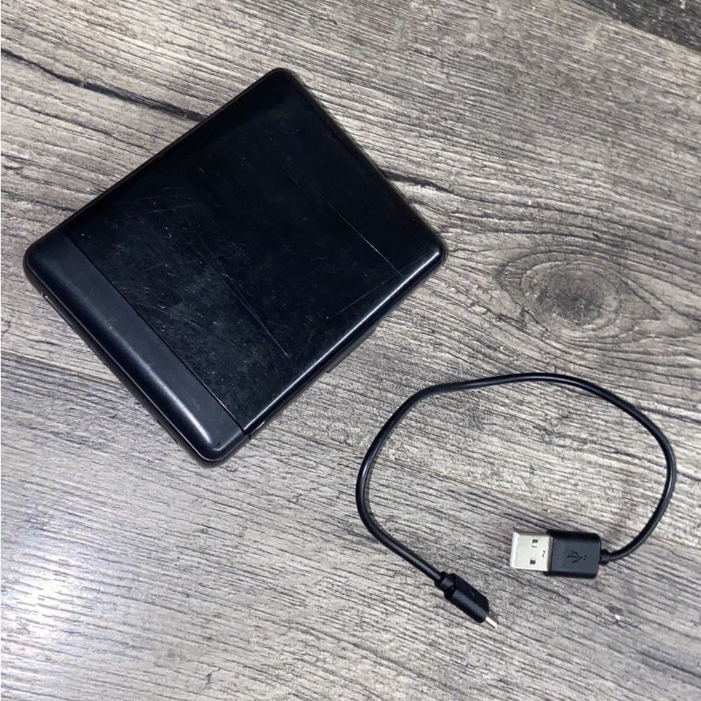 Portable powered charger/Wallet